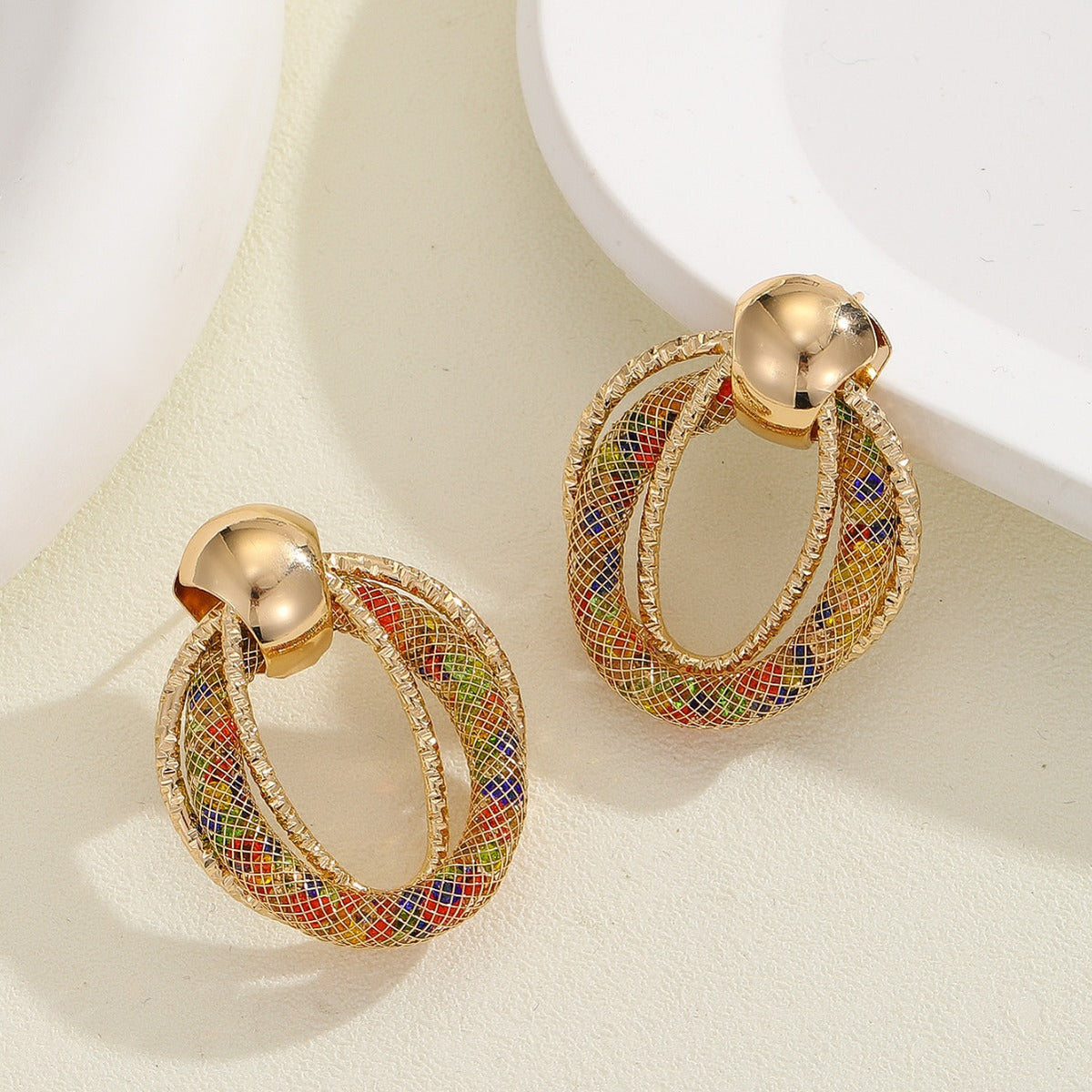 Boucles d'oreilles pendantes pour femme avec design en filet coloré