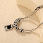 Collier pour femme avec pendentif géométrique moderne