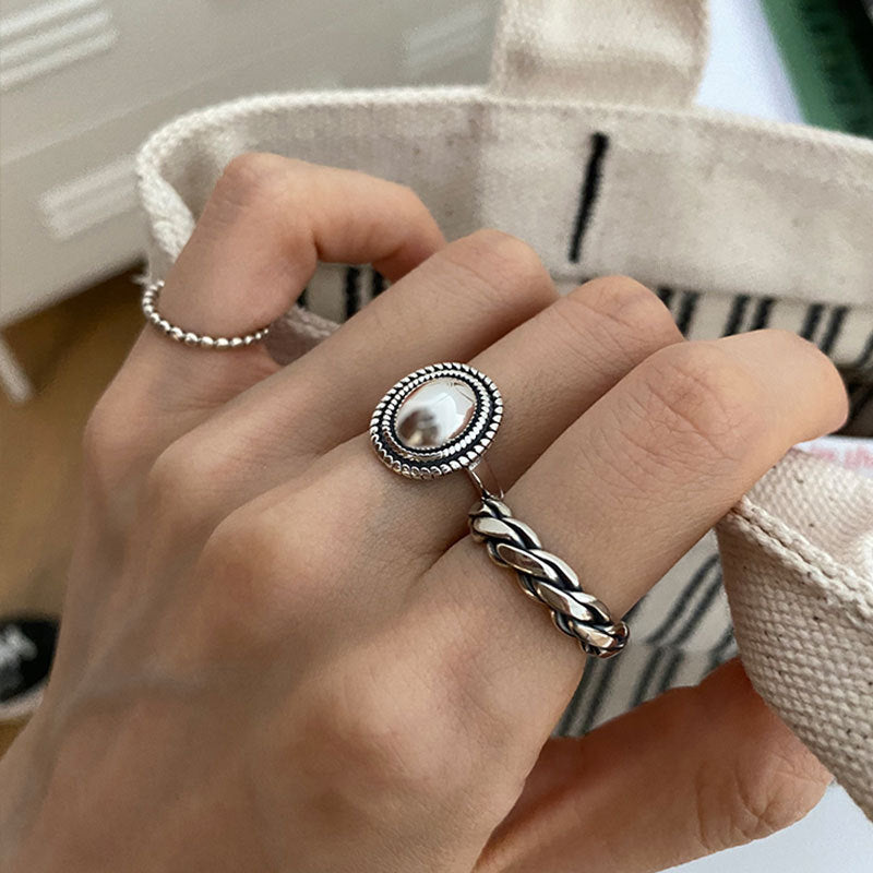 Bague élégante pour femme au design facetté