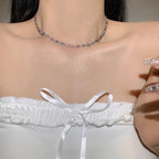 Collier ras-du-cou à breloques florales