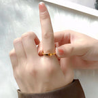 Bague minimaliste à surface polie et incurvée