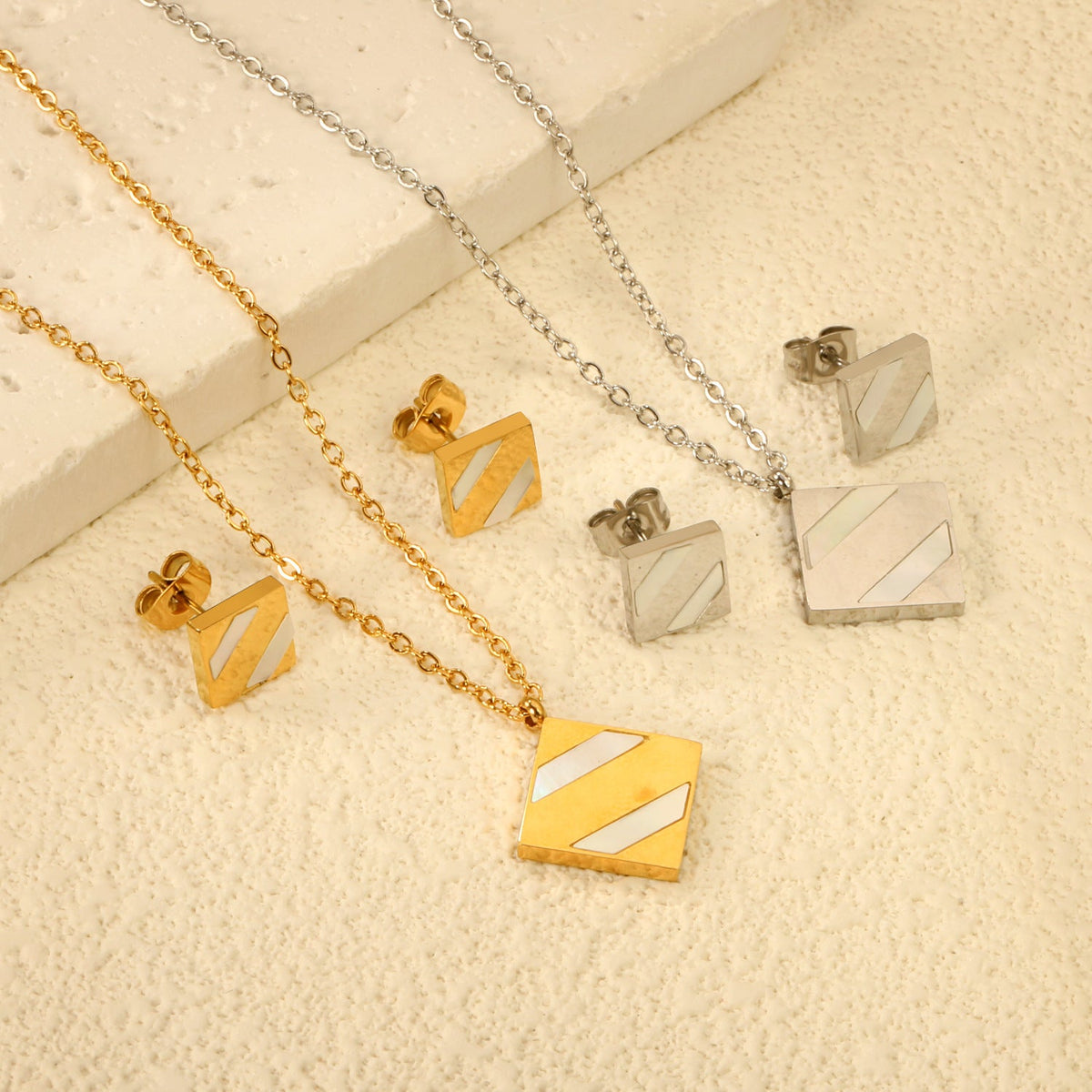 Collier moderne pour femme avec pendentif géométrique