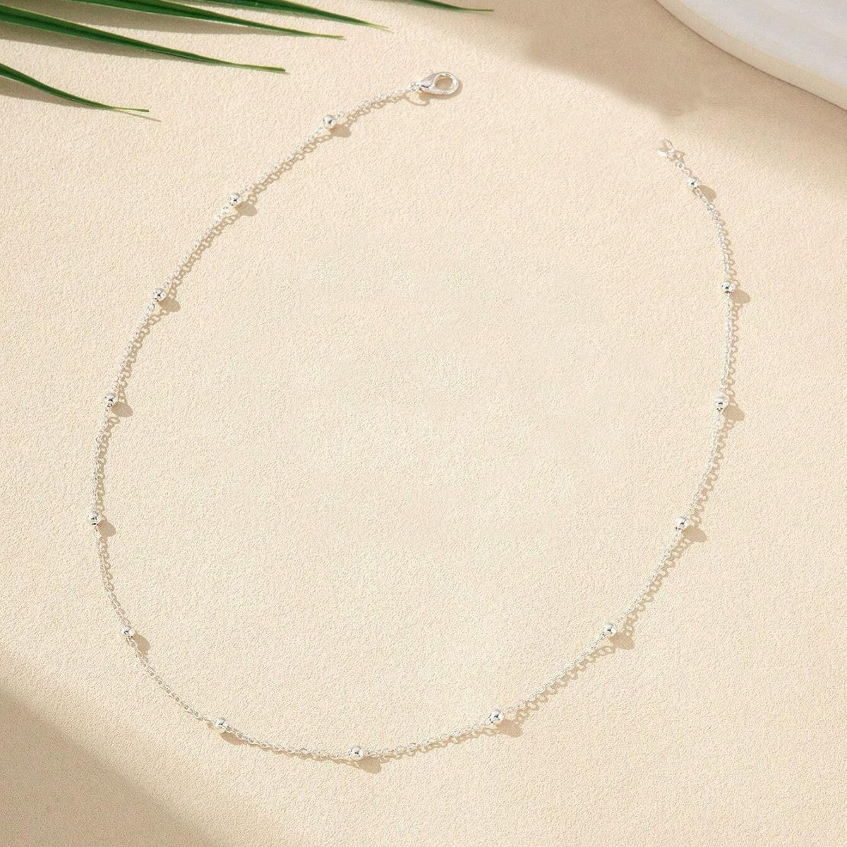 Collier chaîne délicat à perles argenté