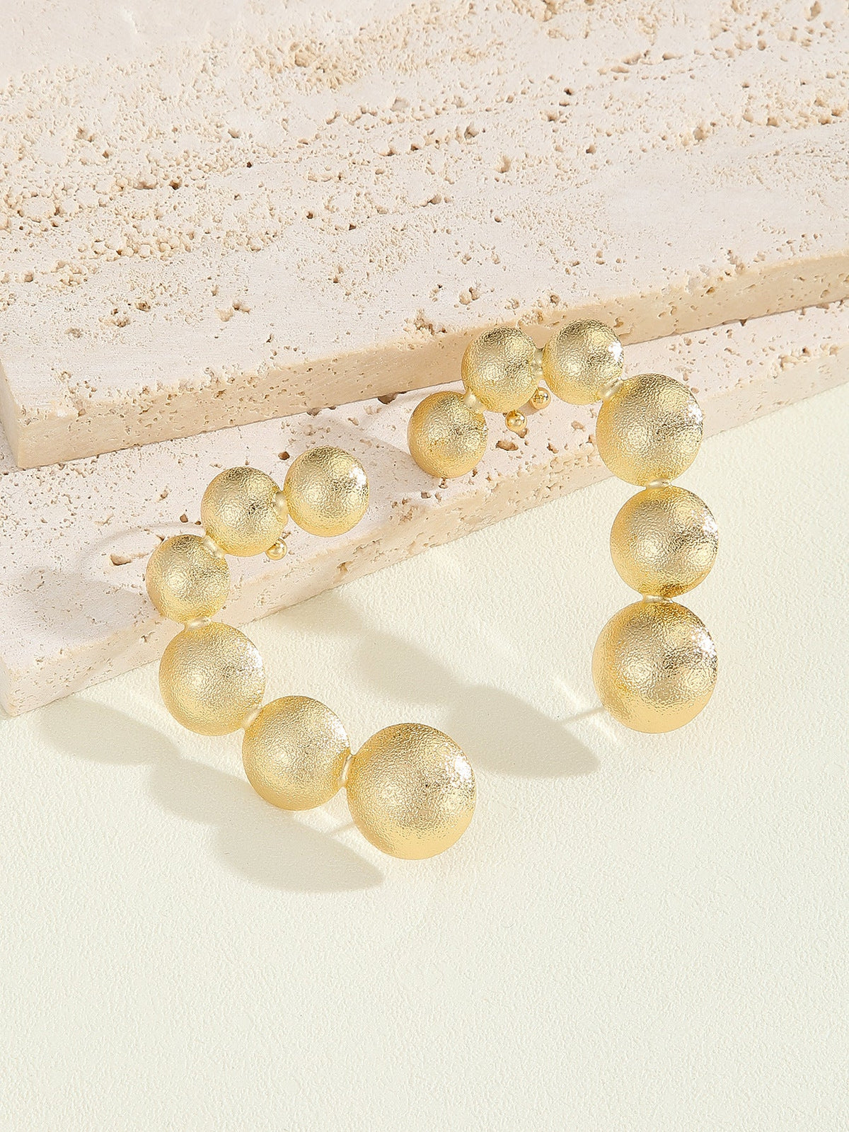 Bracelet pour femme avec perles dorées texturées