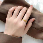 Bague minimaliste à surface polie et incurvée