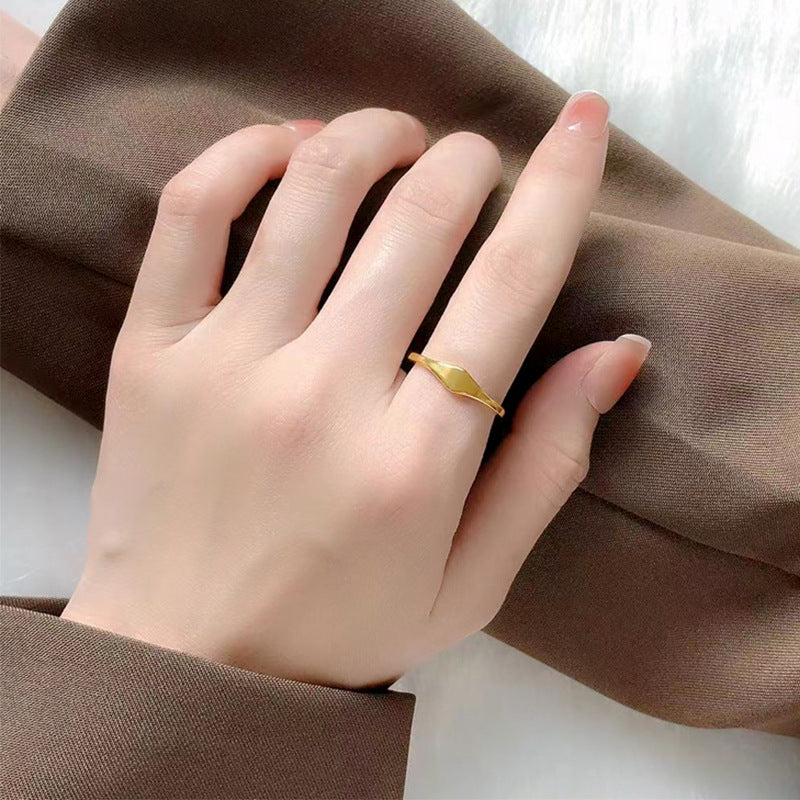 Bague minimaliste à surface polie et incurvée