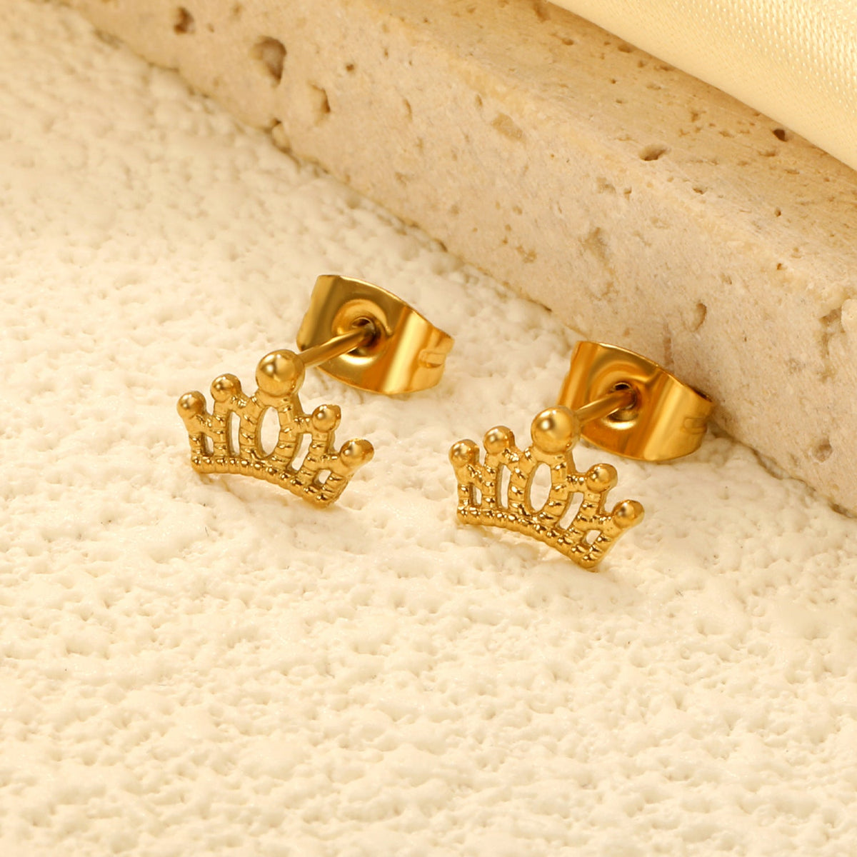 Clous d'oreilles pour femme motif couronne royale