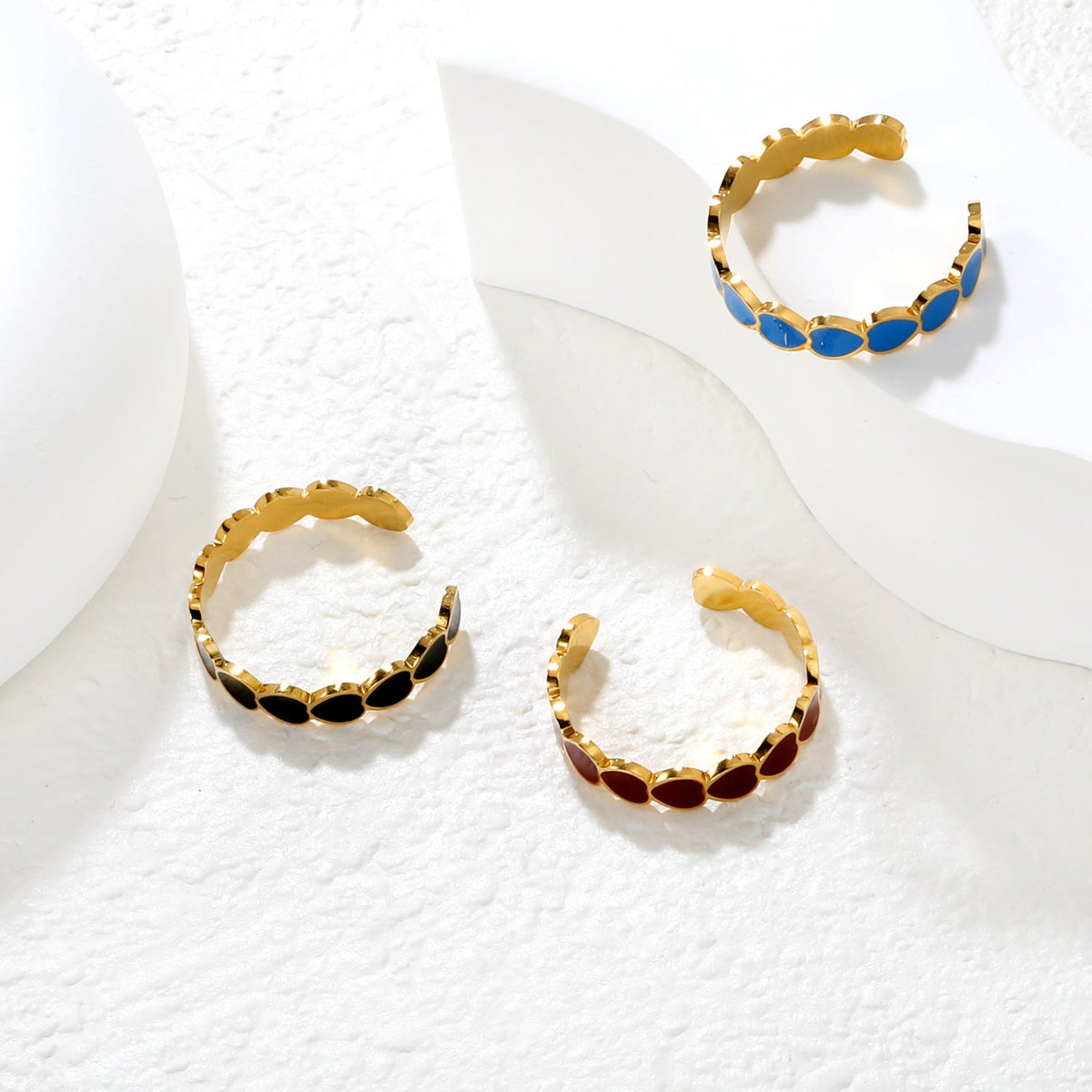 Bracelet ouvert pour femme avec motifs cœurs