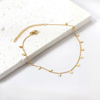 Collier délicat doré avec éléments de design élégants