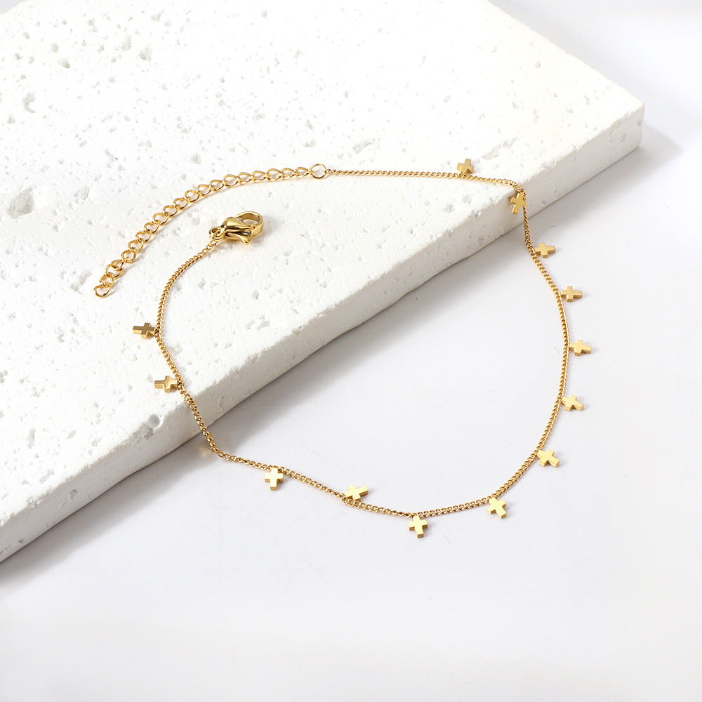 Collier délicat doré avec éléments de design élégants