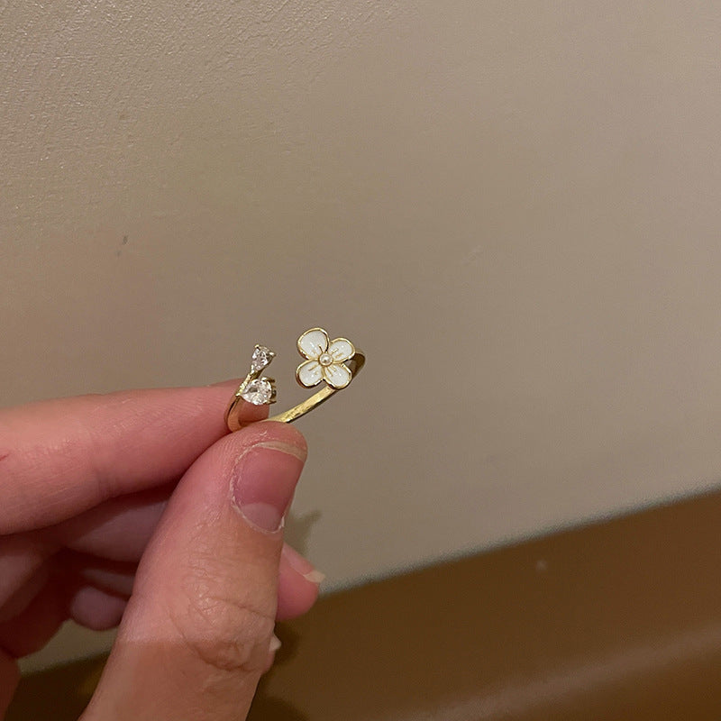 Bague ouverte pour femme au design floral et détails en zircone