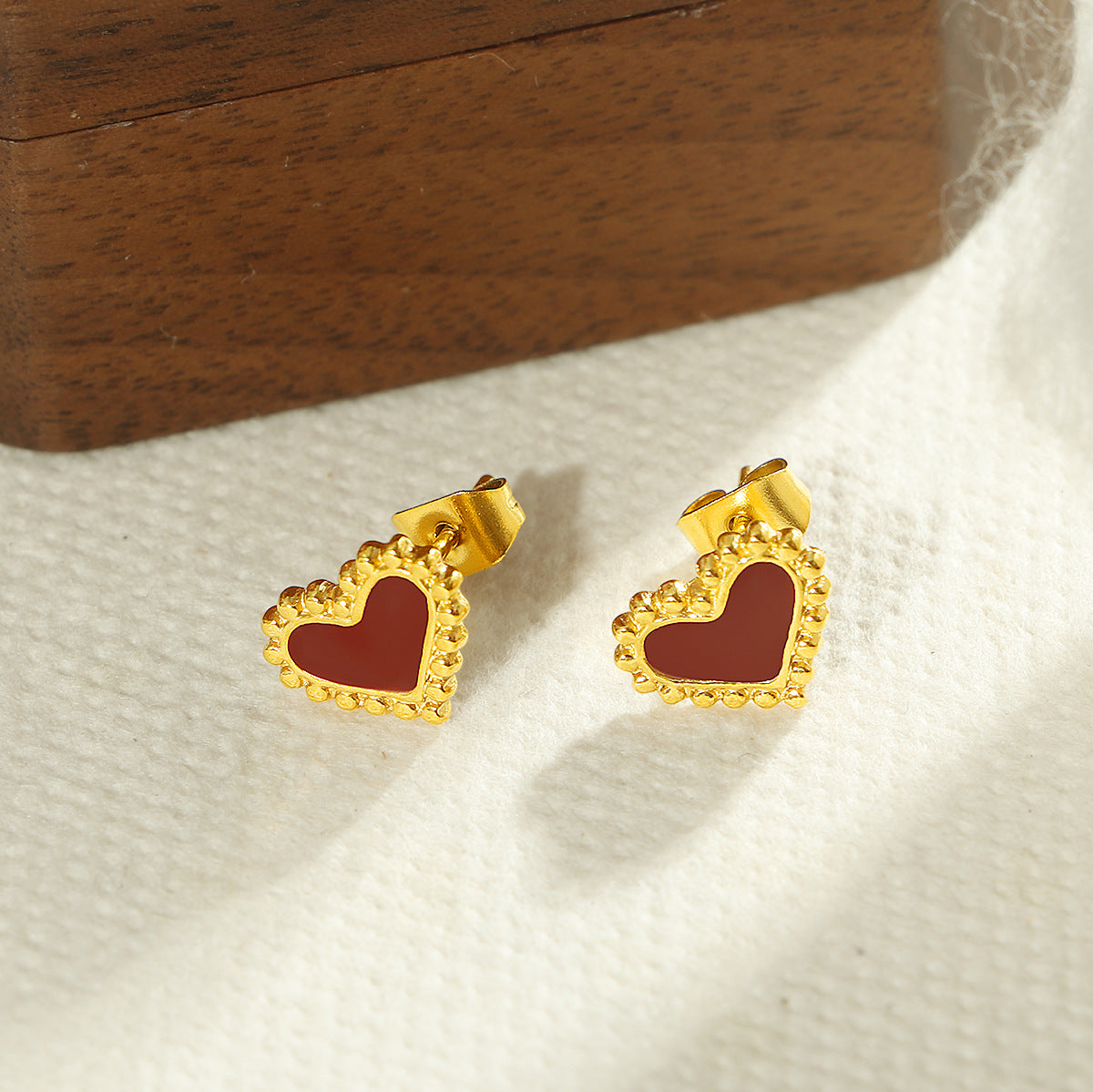 Damen Ohrstecker im Herzdesign mit elegantem Goldrahmen