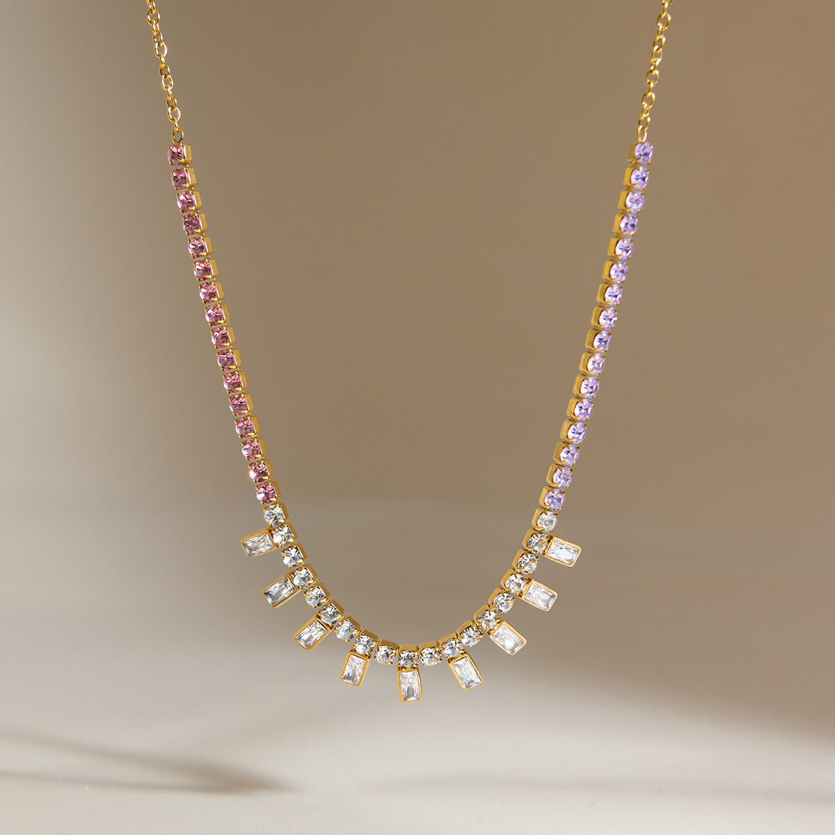 Collier pour femme avec pendentifs en cristal coloré