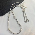 Collier élégant à breloques perlées