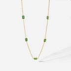 Collier pour femme avec design en pierre verte élégant et fine dorure
