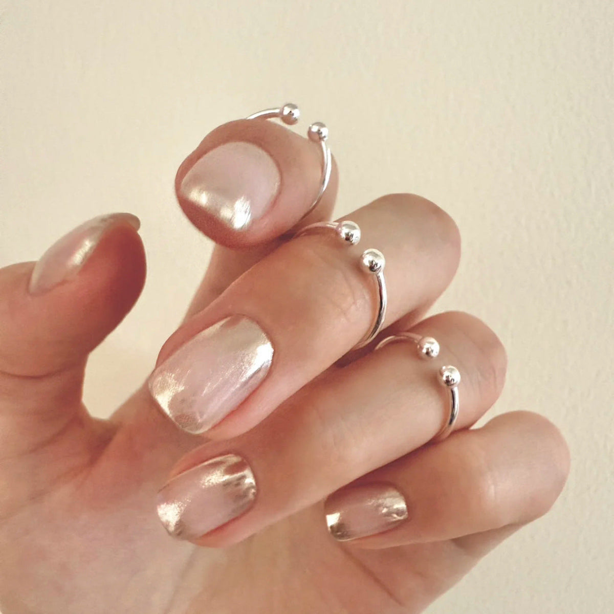 Bague réglable pour femme avec détail sphérique minimaliste
