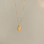 Collier pour femme avec pendentif feuille brillante