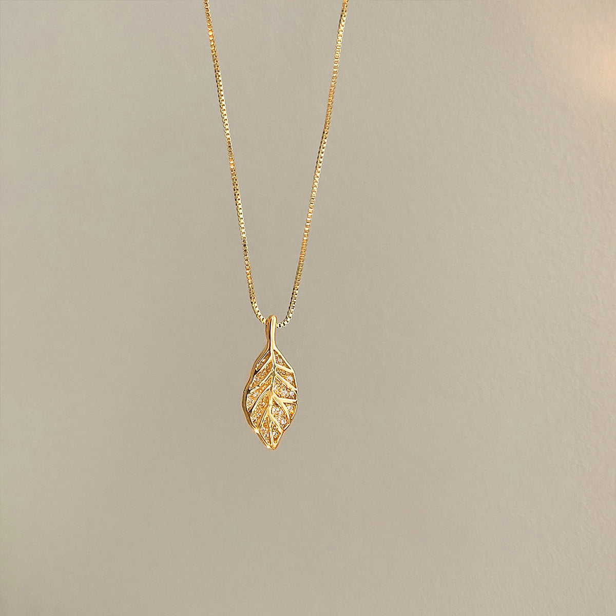 Collier pour femme avec pendentif feuille brillante
