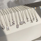 Collier pendentif initiale A pavé de zircone cubique