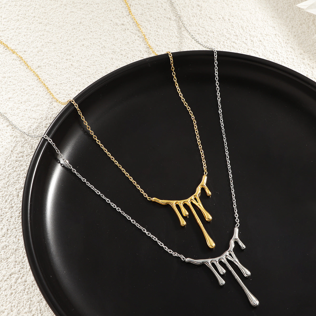 Collier moderne pour femme au design goutte créatif