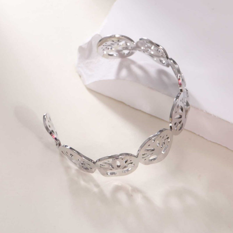 Bracelet ouvert pour femme au design bambou moderne