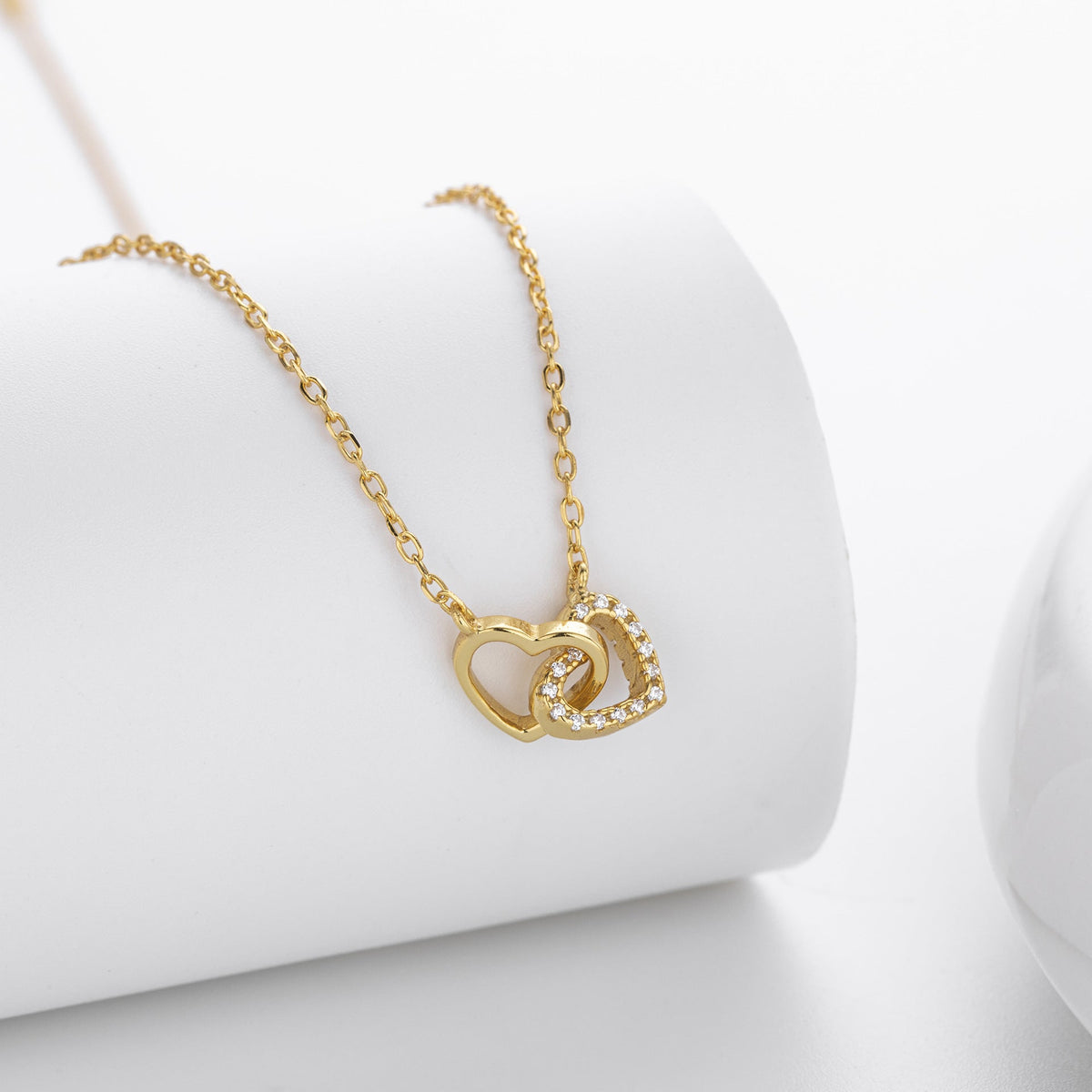 Collier pour femme avec pendentif double cœur et zircons étincelants