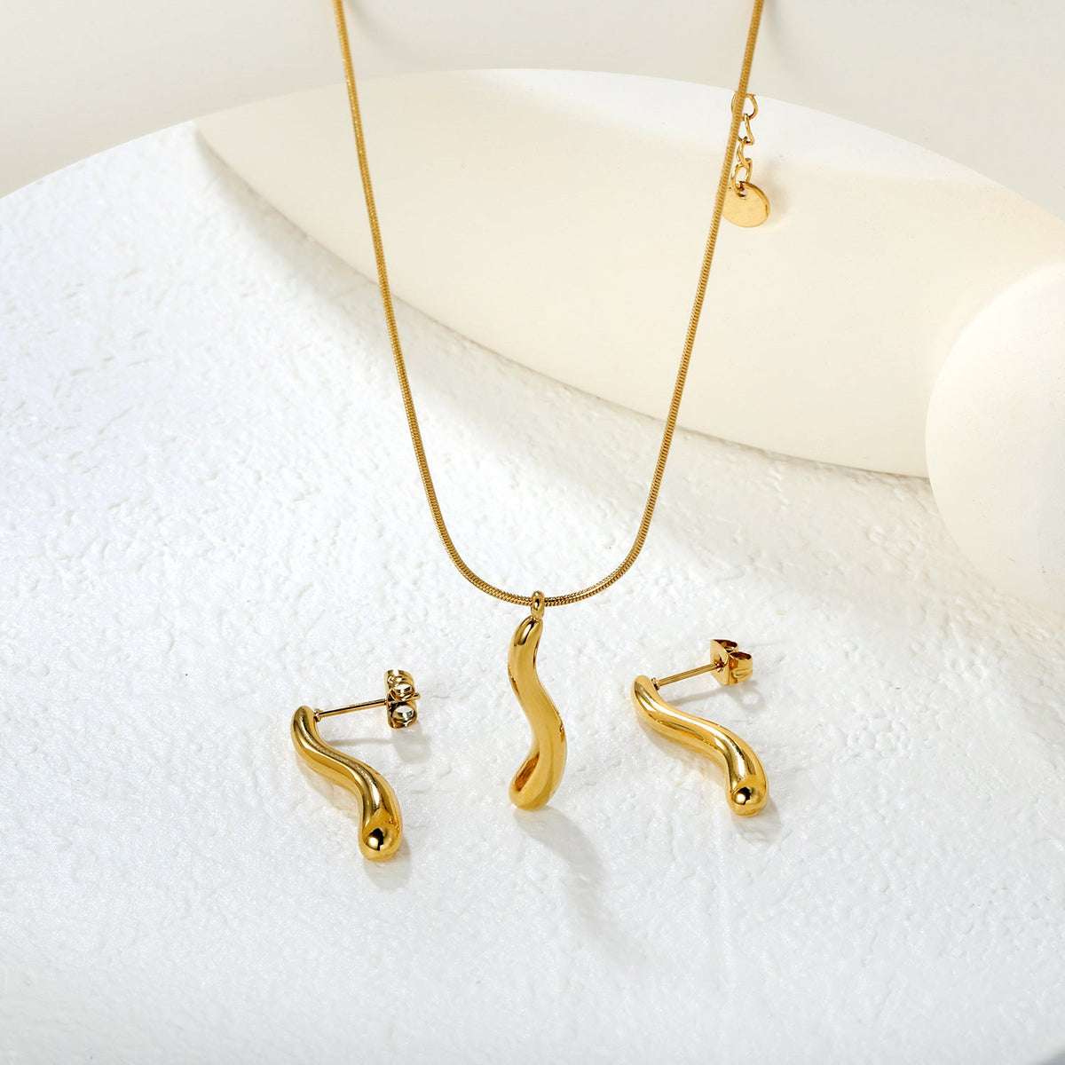 Parure de bijoux pour femme avec pendentif élégant et boucles d'oreilles