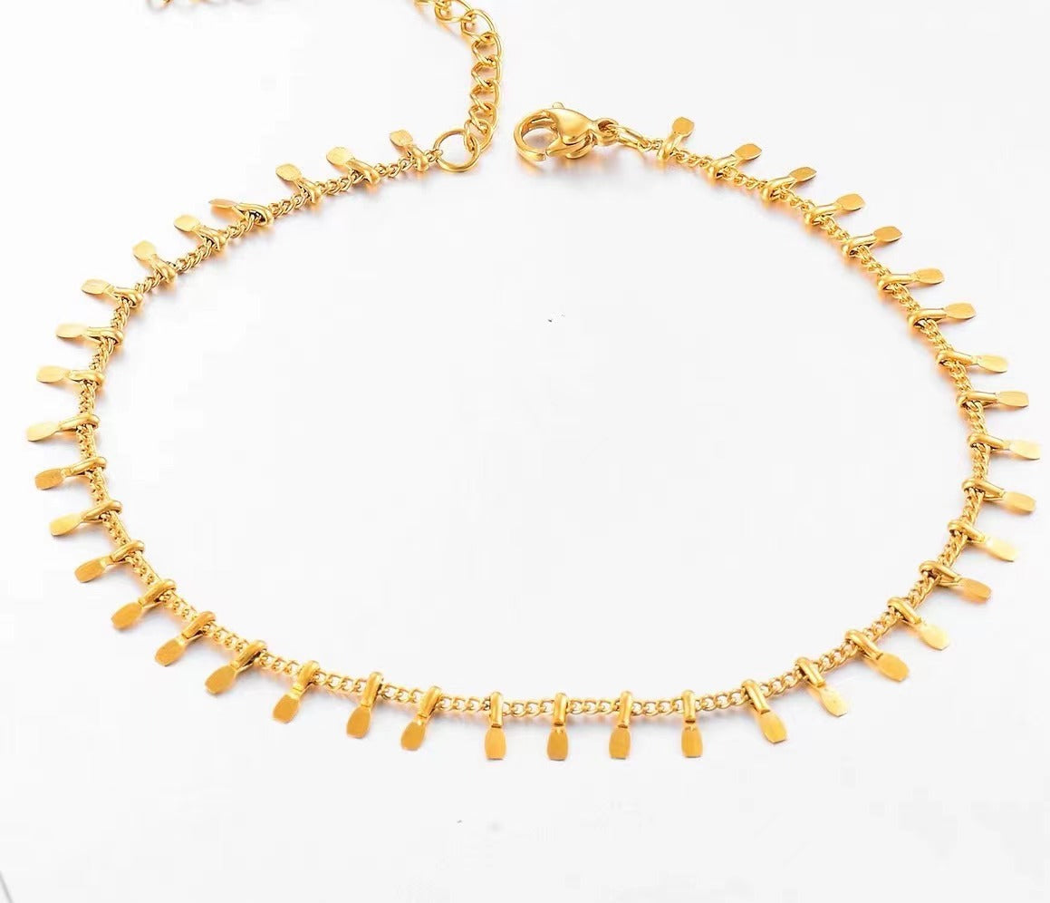 Chevillère fine à chaîne dorée pour femme