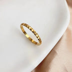 Bague empilable texturée motif pyramide pour femme