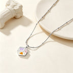 Collier personnalisé pour femme avec pendentif cube et lettres colorées