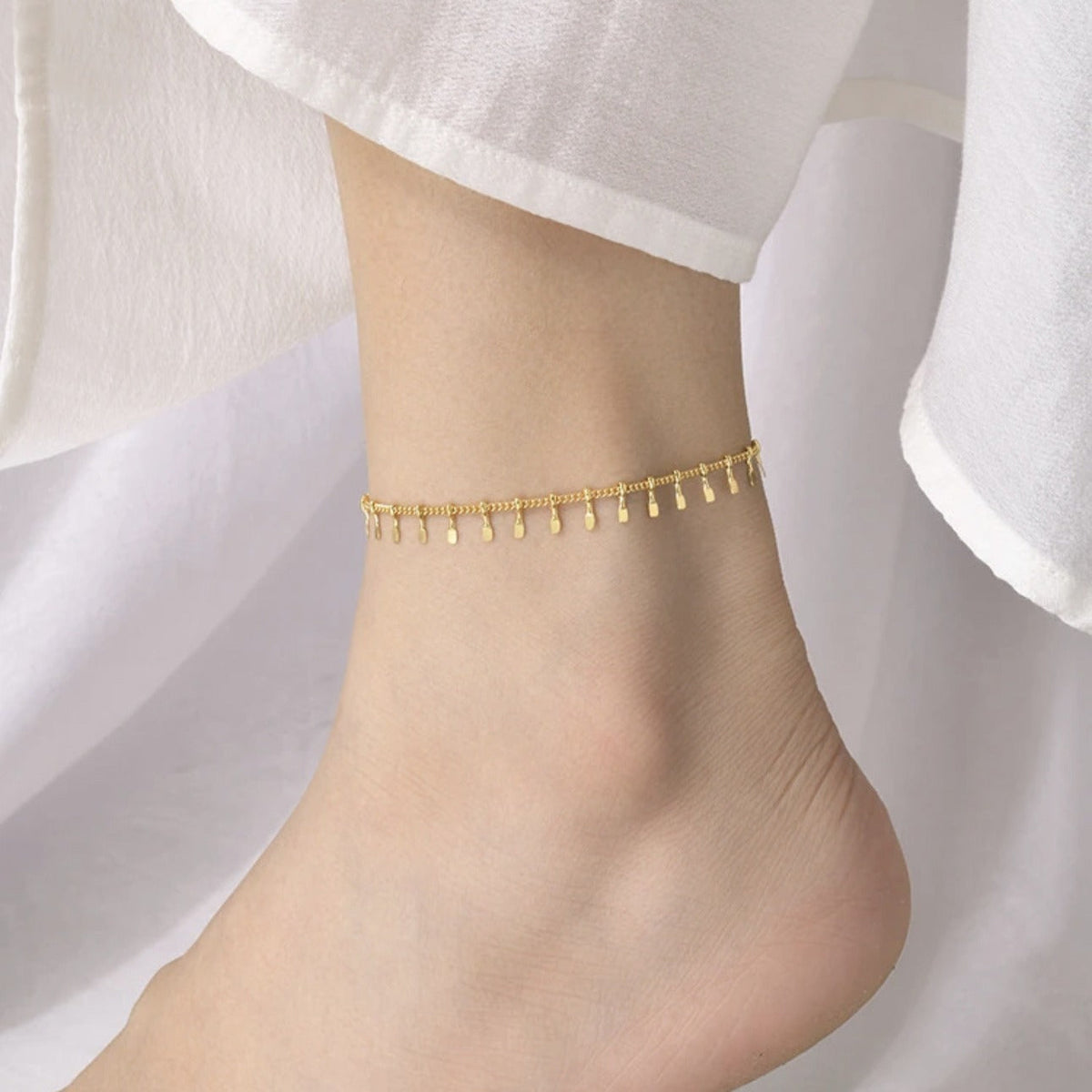 Chevillère fine à chaîne dorée pour femme