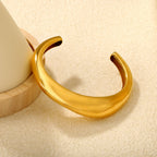 Bracelet jonc réglable au design moderne et incurvé pour femme
