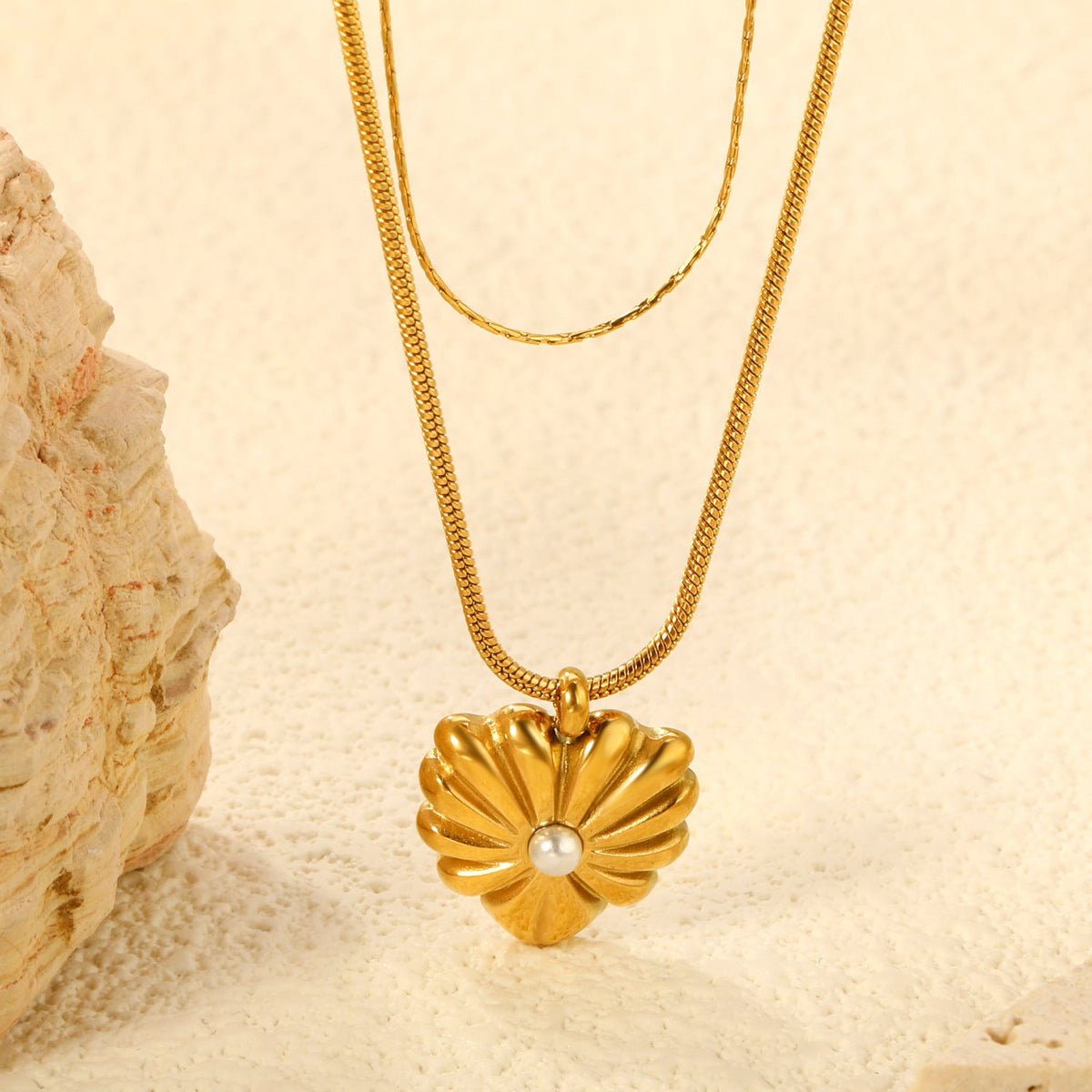 Collier pour femme avec pendentif cœur scintillant en acier plaqué or