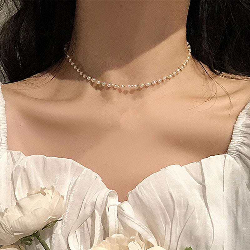 Collier de perles délicat avec chaîne dorée fine