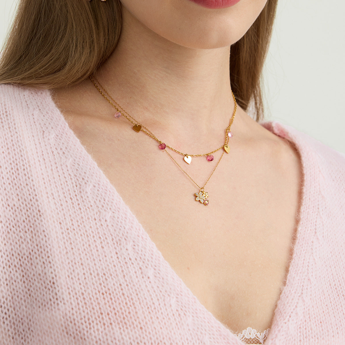 Collier pour femme avec pendentif floral et cristaux étincelants