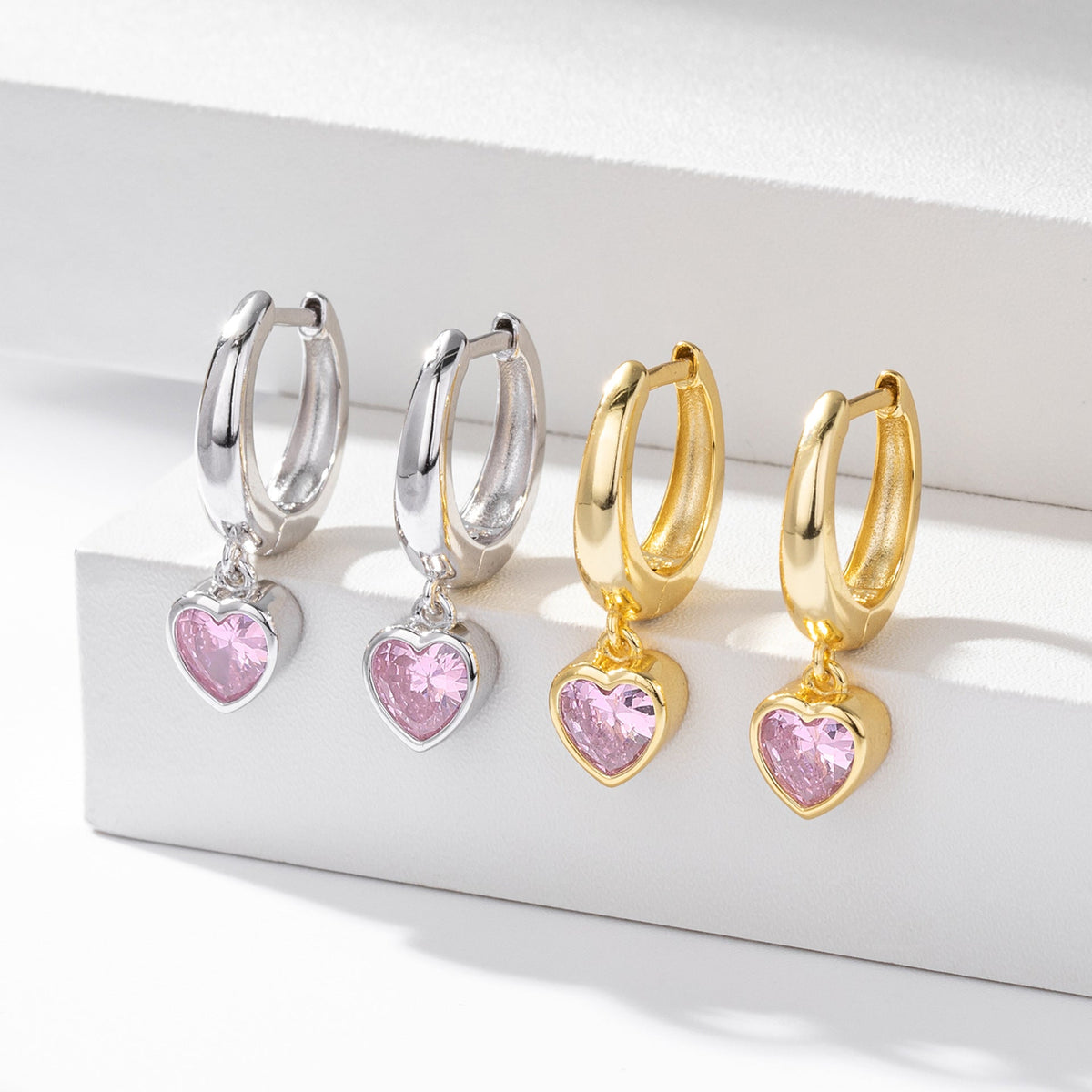 Boucles d'oreilles pendantes cœur avec finition dorée