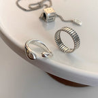 Bague ouverte pour femme au design incurvé et accent minimaliste