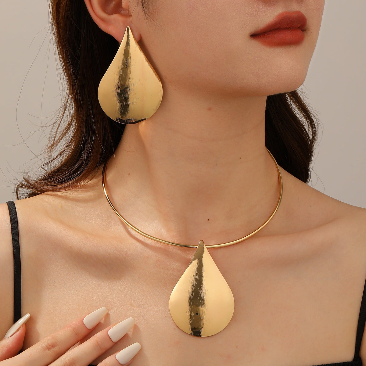 Collier pour femme avec pendentif goutte élégant