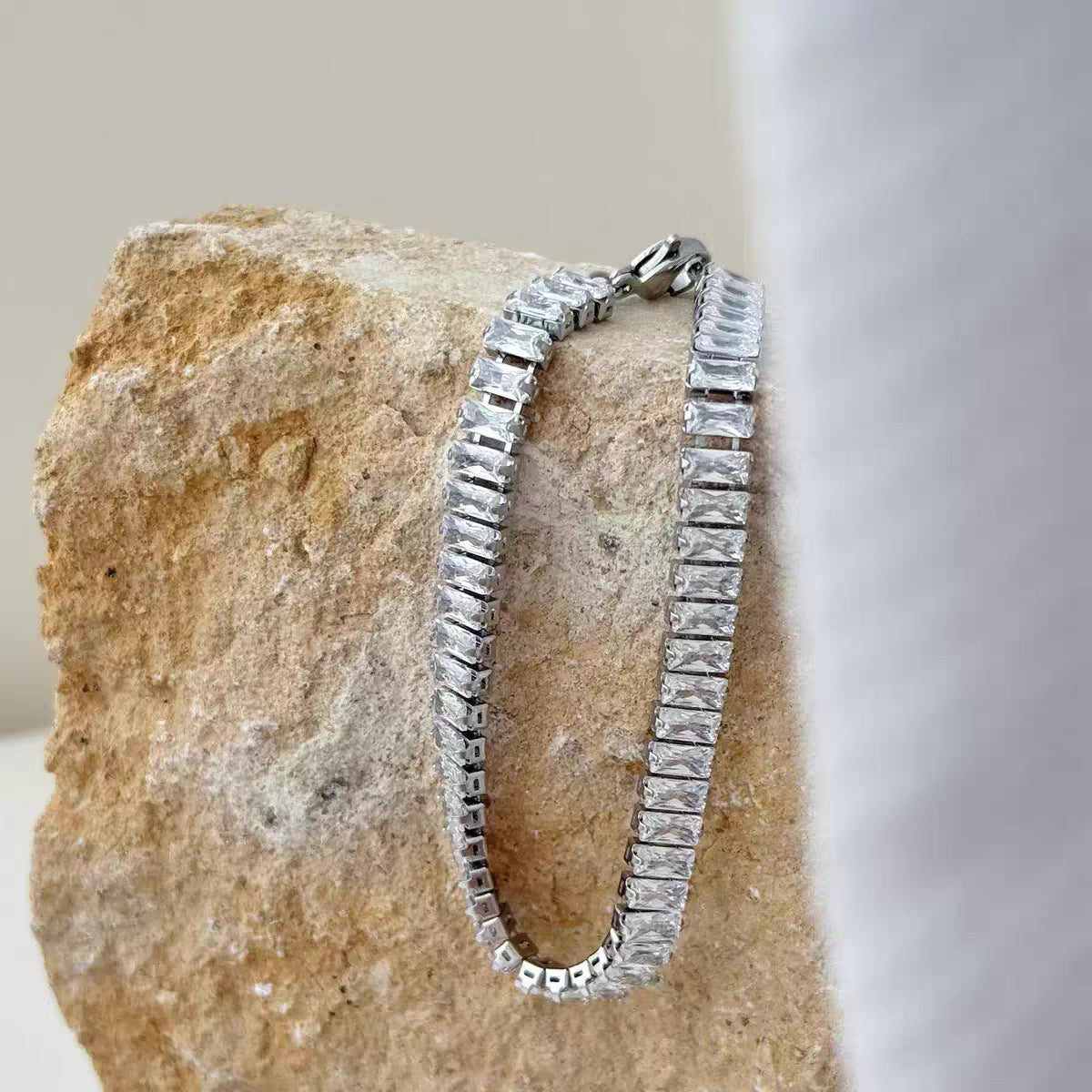 Bracelet tennis élégant pour femme orné de cristaux