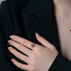 Bague de fiançailles élégante et étincelante avec pierre rouge