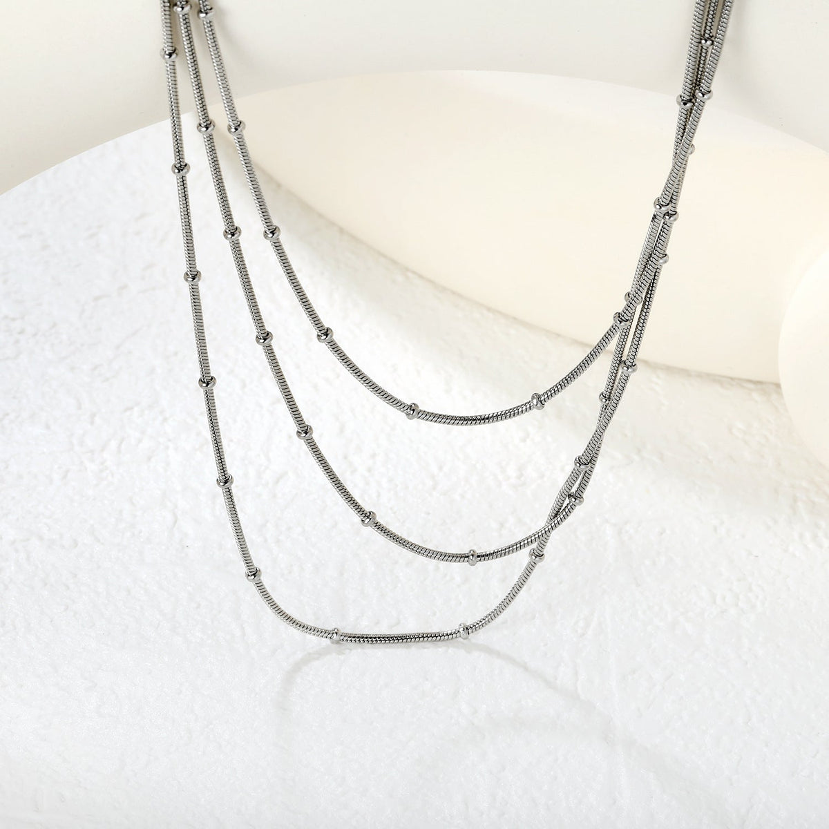 Collier multicouche pour femme avec pendentif perle et chaîne élégante