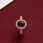 Bague de fiançailles élégante et étincelante avec pierre rouge