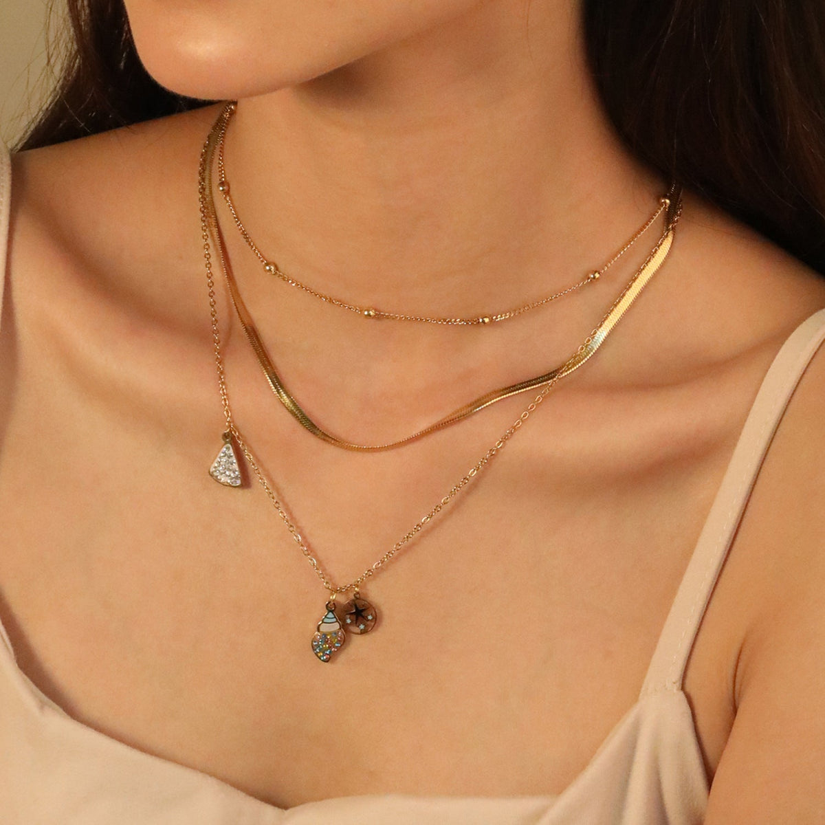 Collier multi-rangs pour femme avec pendentifs colorés
