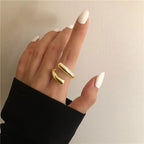 Bague ouverte pour femme au design moderne