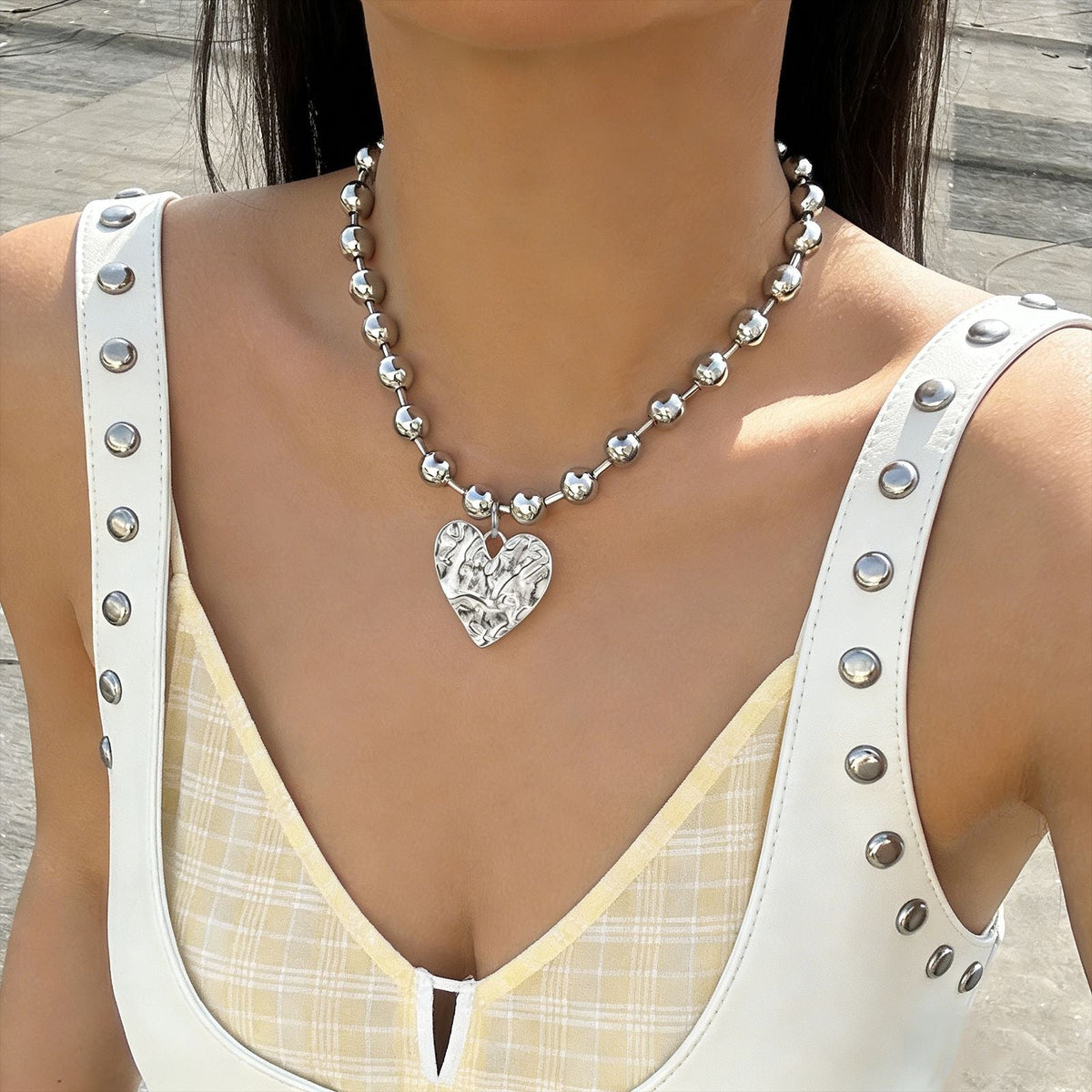 Collier pour femme avec pendentif cœur unique et perles brillantes