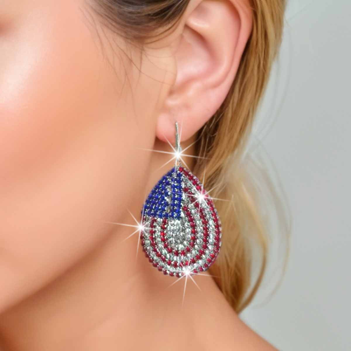 Boucles d'oreilles statement étincelantes avec longs pompons en strass
