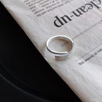 Bague ouverte pour femme au design moderne