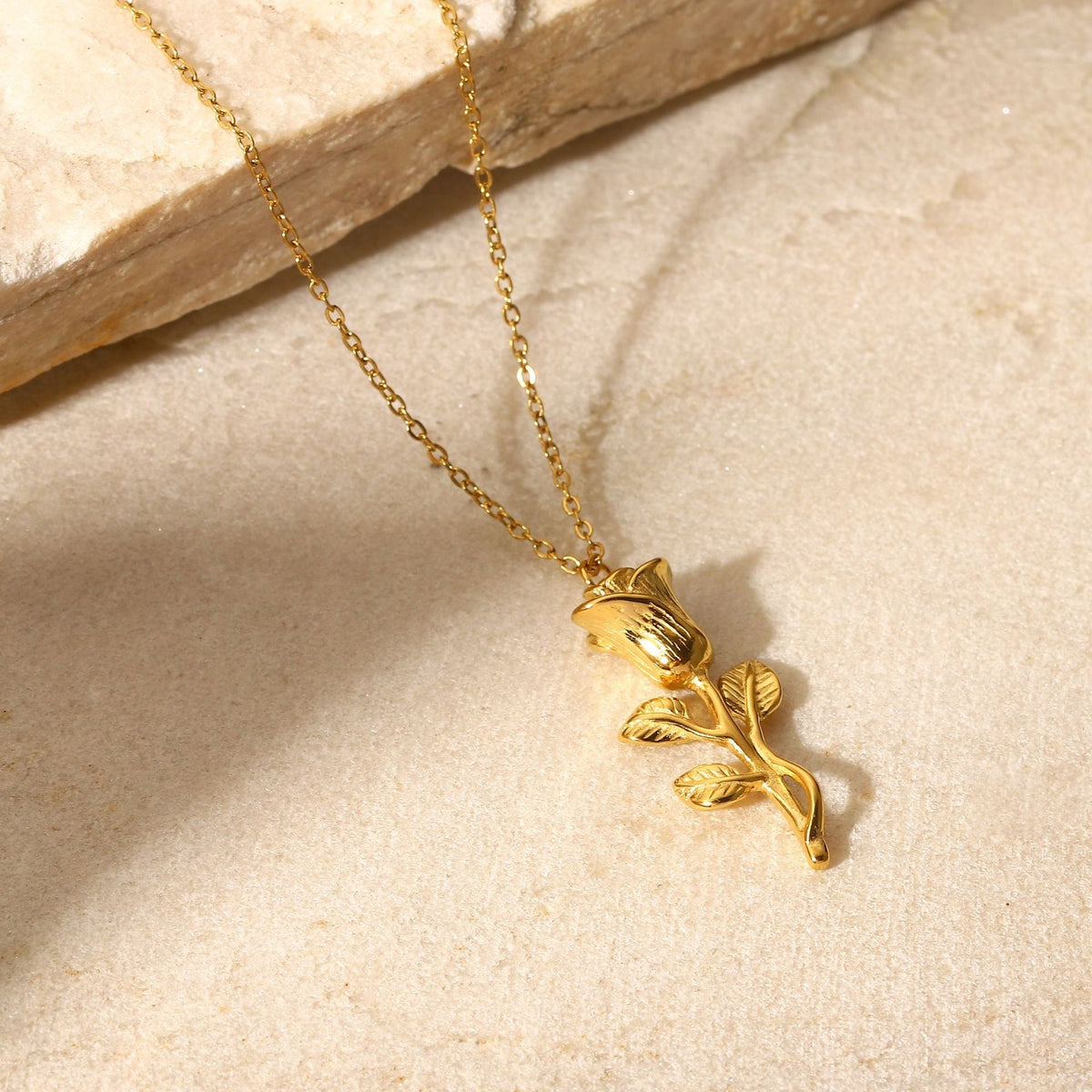 Collier pour femme avec pendentif rose filigrane en acier inoxydable