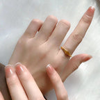 Bague minimaliste à surface polie et incurvée