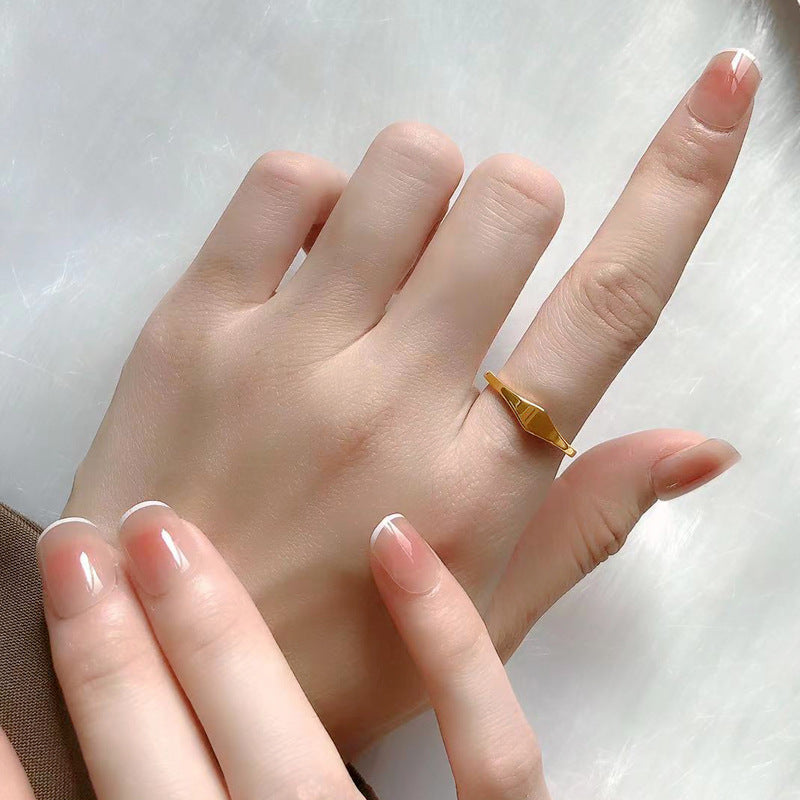 Bague minimaliste à surface polie et incurvée